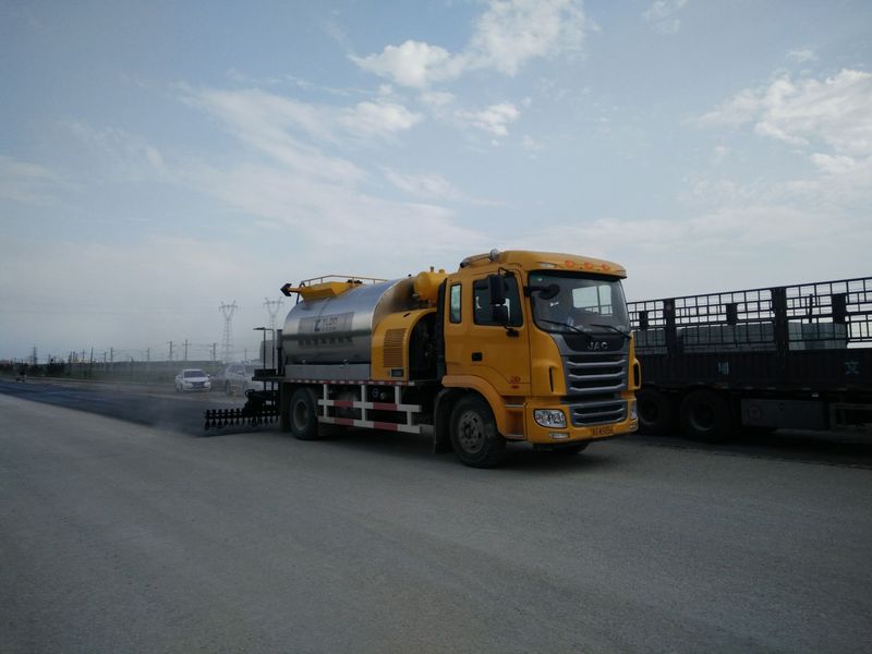 沥青洒布车型号0845，松科高速白城施工